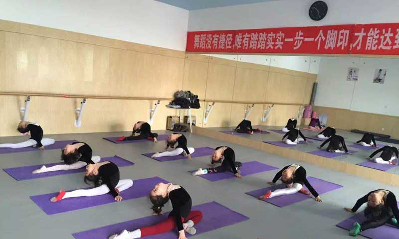 舞蹈地膠自己能鋪裝施工嗎？